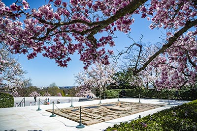 Modern view of Kennedy's gravesite and the eternal flame that was lit on 25 November 1963.