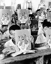 Grammar school students proudly display their &lsquo;Year of the Tiger&rsquo; Giap Dan (1974) version 2 calendar/notebooks.