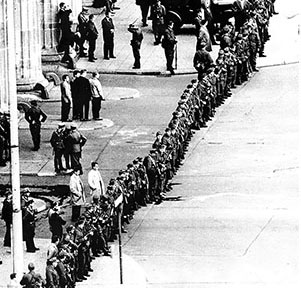 East German government in mid-August 1961 established a temporary concertina barbed wire fence guarded by police along the border.