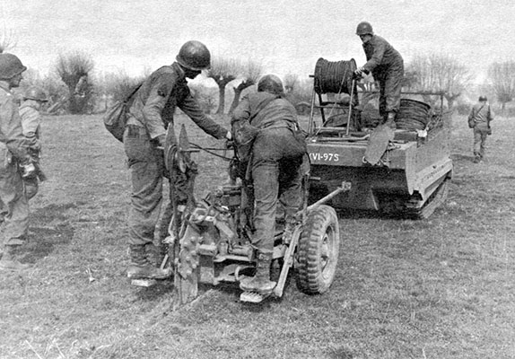 Soldiers burying spiral-4 cable near the Rhine