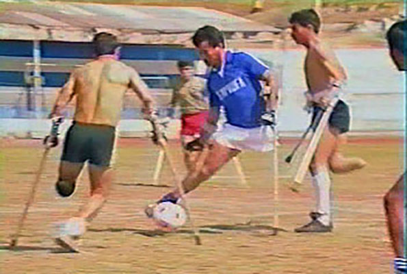 Salvadoran veteran amputees practice fútbol dribbling.