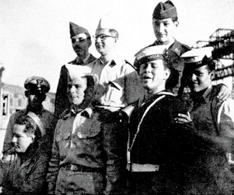 Colombian Navy Gunner Régulo Farfán, a Mariáchi singer from Magdalena, entertained soldiers of Batallón Colombia when they visited the Almirante Padilla in Pusan, South Korea.