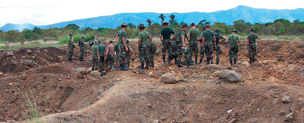 Lanceros preparing for demolitions training at Tolemaida.