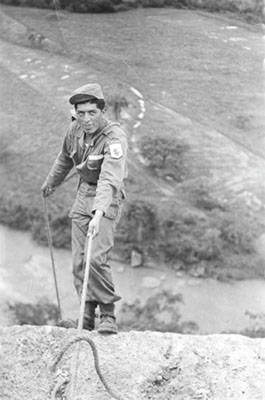 Lancero instructor Lieutenant Vallejo on rappel.