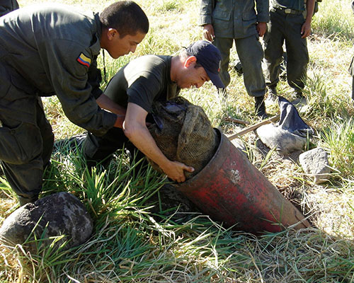 The homemade “barbeque bomb” uses burlap as wadding.