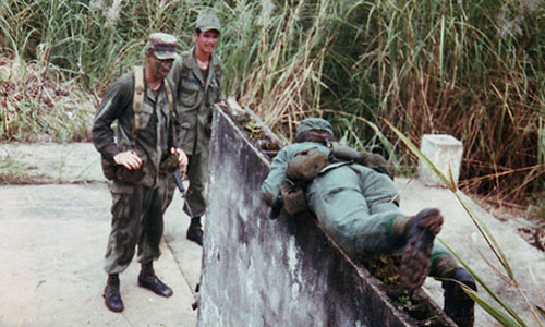 Staff Sergeant Peter Moosey, light weapons sergeant for ODA-7, evaluates a Salvadoran soldier on the Leader&rsquo;s Reaction Course at Fort Sherman, Panama.