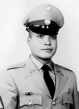 Ranger course graduate SGT Luís Mariano Turcios in dress uniform wearing the U.S. Army and ESAF parachutist badges. The size difference is quite evident.