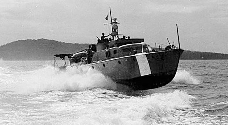 Once the mission was complete, the boats left at top speed. The cameraman on board P-564 captured P-101 in his last shot of the island.