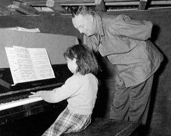 BG William E. Crist, CG, UN Assistance Command Korea talked with CPT Loren Davis just before the Americans abandoned Chinnamp&rsquo;o on 6 December 1950.