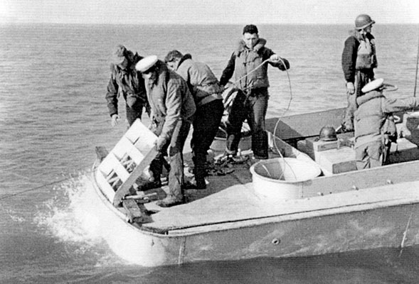 Mineman Seaman Apprentice Harold Elston said that while sweeping north up the Taedong River from Chinnamp&rsquo;o on Thanksgiving morning 1950, Koreans waved American and South Korean flags. Returning south, the peasants were waving North Korean flags and shooting at them. The five-man crew took cover behind the diesel engine of their wooden landing craft.