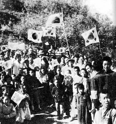 UN troops encountered similar scenes to this friendly welcome in Chinnamp&rsquo;o in each village and city they liberated during their drive into North Korea.