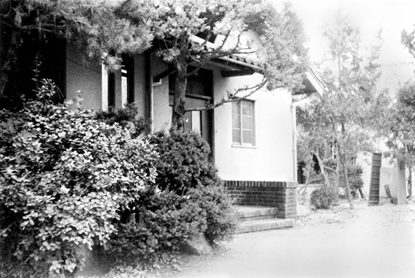 The 1st L&L used an old high school on the north side of Seoul for its headquarters.