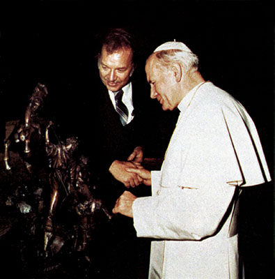 Pope John Paul II accepted the &ldquo;St. Francis of Assissi&rdquo; sculpture from Lorenzo Ghiglieri.