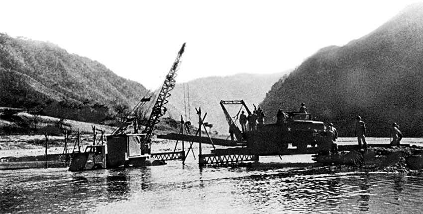 Engineers bridging the Pukhan River.