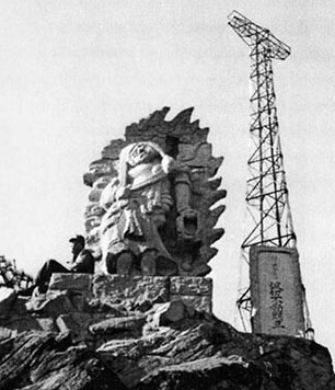 The 4th MRBC antenna riggers installed a new double-doublet (T-bar) mast atop the Radio Seoul antenna to improve reception quality from Radio Pusan.