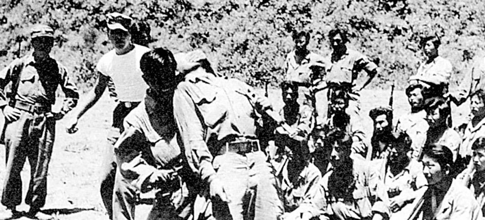 MAJ Jack T. Young, 2nd ID Ivanhoe Security Force commander, demonstrates silent kill, close combat techniques to ROKA students.