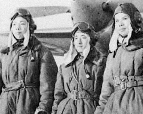 Chinese crewmen pose in front of one of the Soviet-made Tu-2 Bat bombers that survived the disastrous daylight attack on Taehwa-do on 30 November 1951.